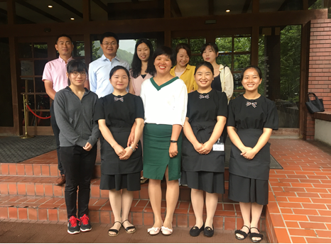 与在日实习学生合影